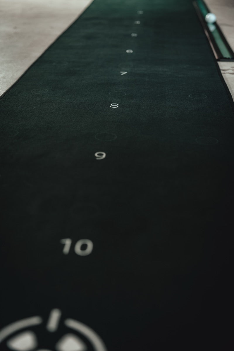 Puttr mat with distance markers